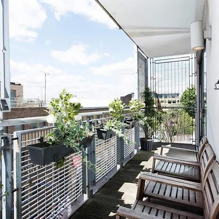 Modern 2 Bed Apartment W Balcony In London Kültér fotó