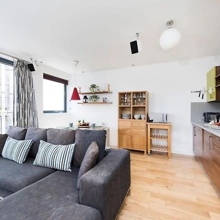 Modern 2 Bed Apartment W Balcony In London Kültér fotó