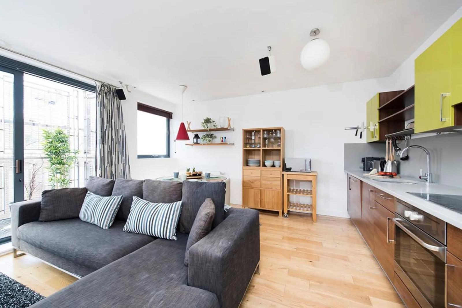 Modern 2 Bed Apartment W Balcony In London Kültér fotó