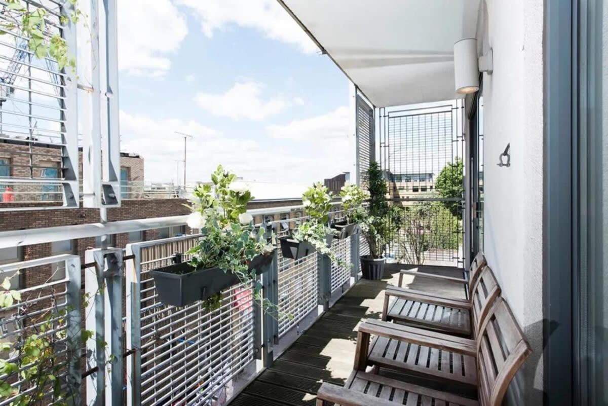 Modern 2 Bed Apartment W Balcony In London Kültér fotó