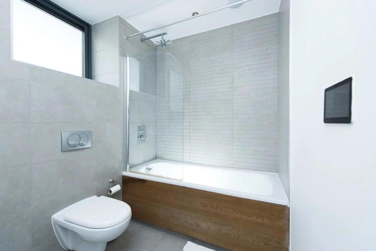 Modern 2 Bed Apartment W Balcony In London Kültér fotó