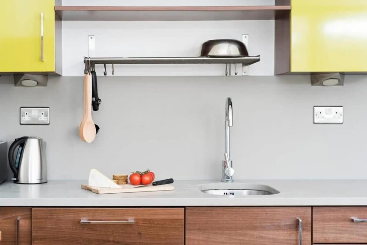 Modern 2 Bed Apartment W Balcony In London Kültér fotó