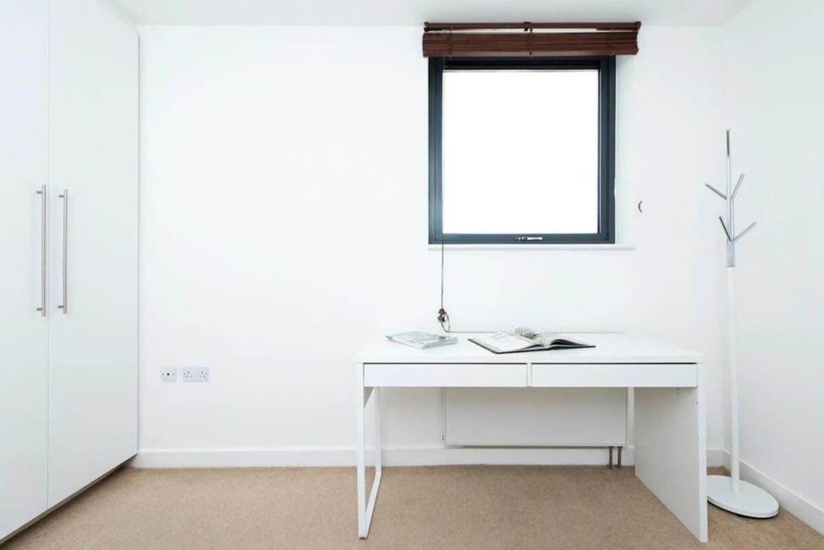 Modern 2 Bed Apartment W Balcony In London Kültér fotó