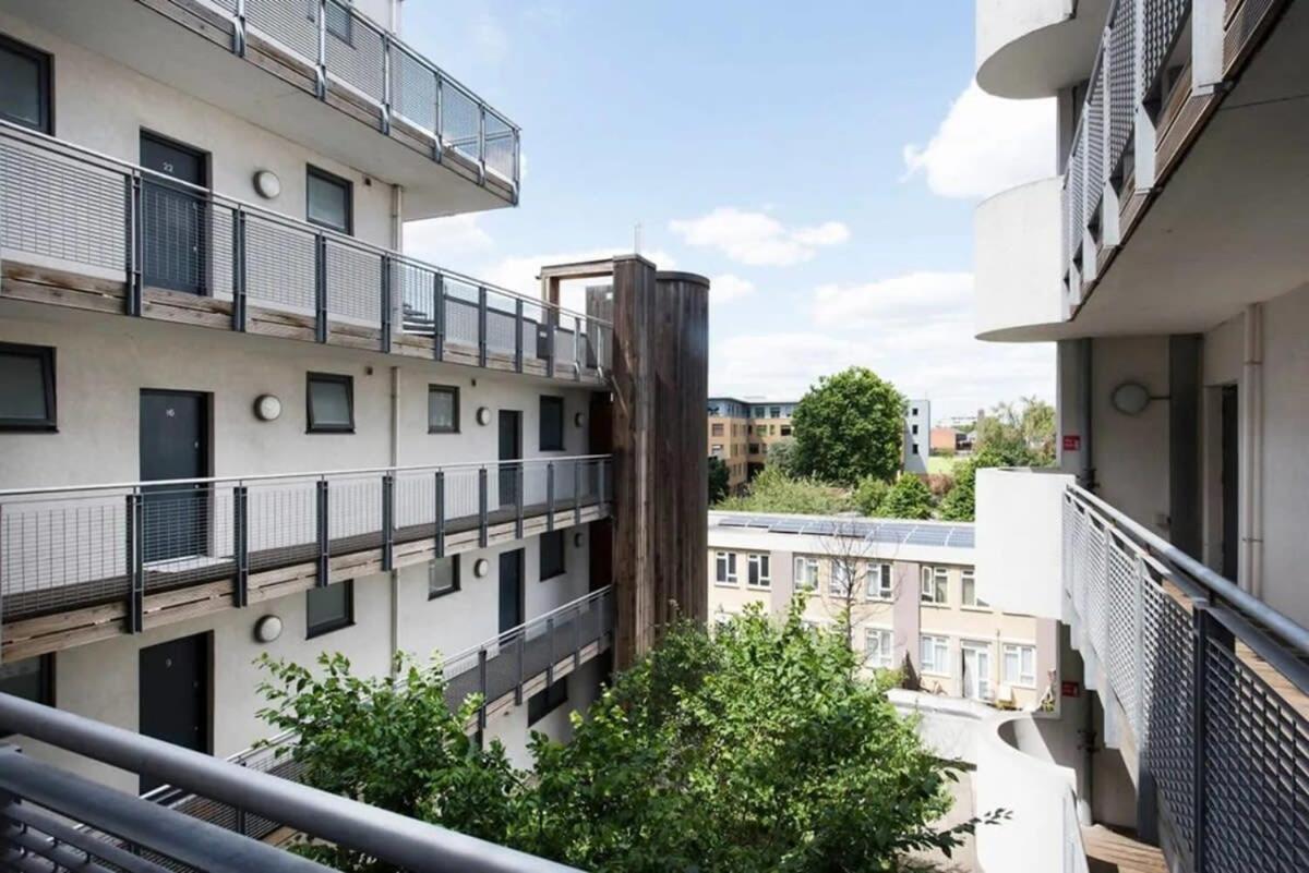 Modern 2 Bed Apartment W Balcony In London Kültér fotó