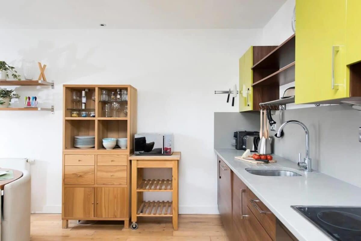 Modern 2 Bed Apartment W Balcony In London Kültér fotó