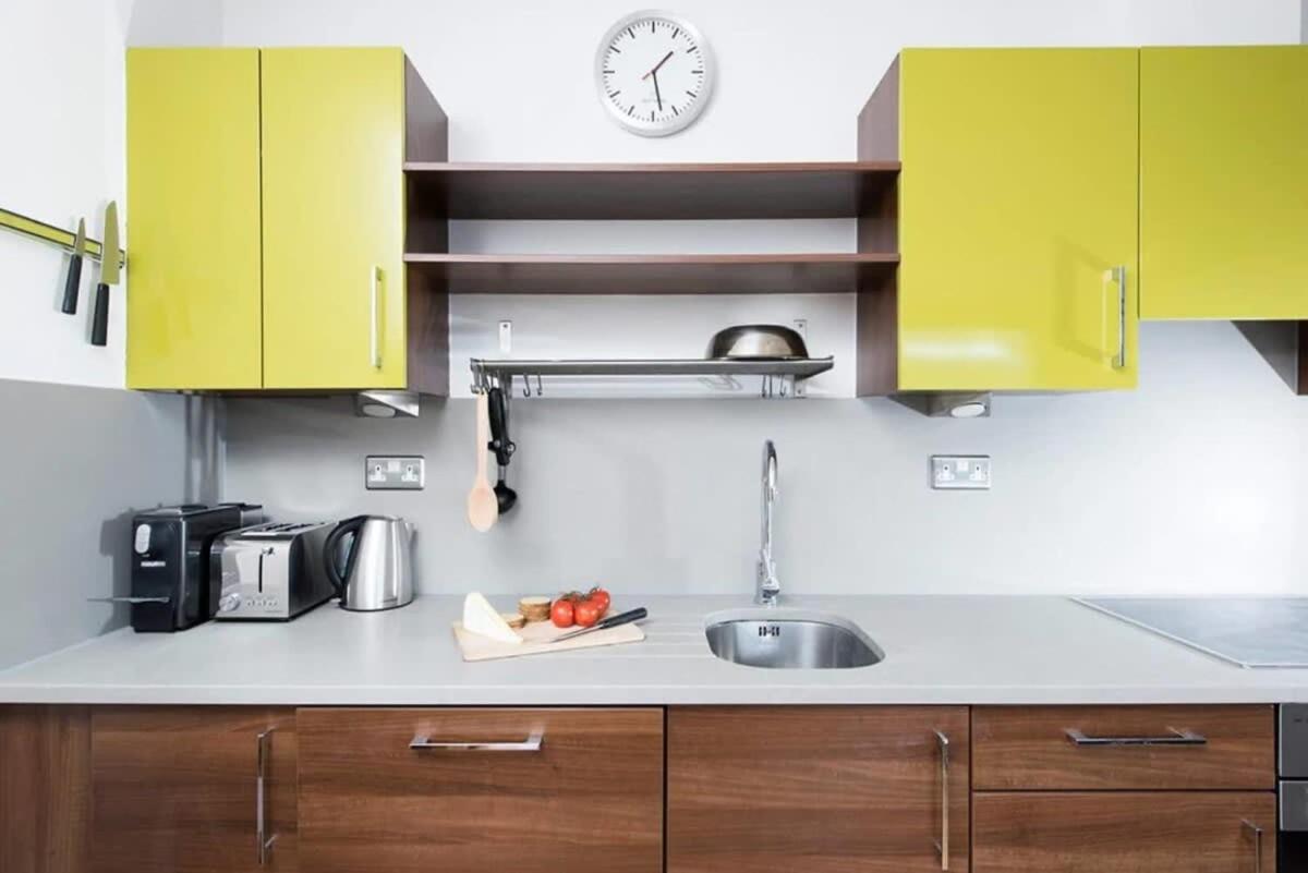 Modern 2 Bed Apartment W Balcony In London Kültér fotó