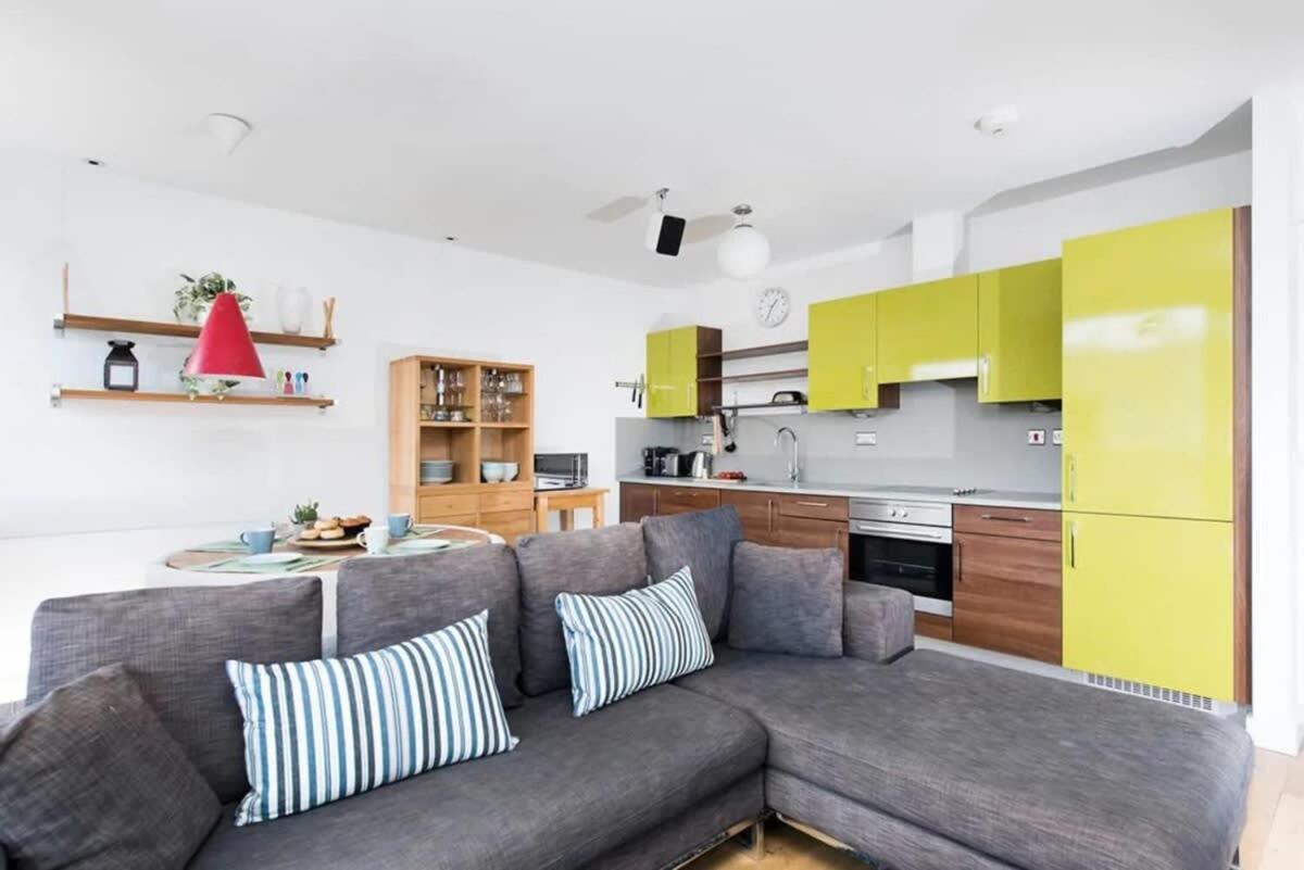 Modern 2 Bed Apartment W Balcony In London Kültér fotó