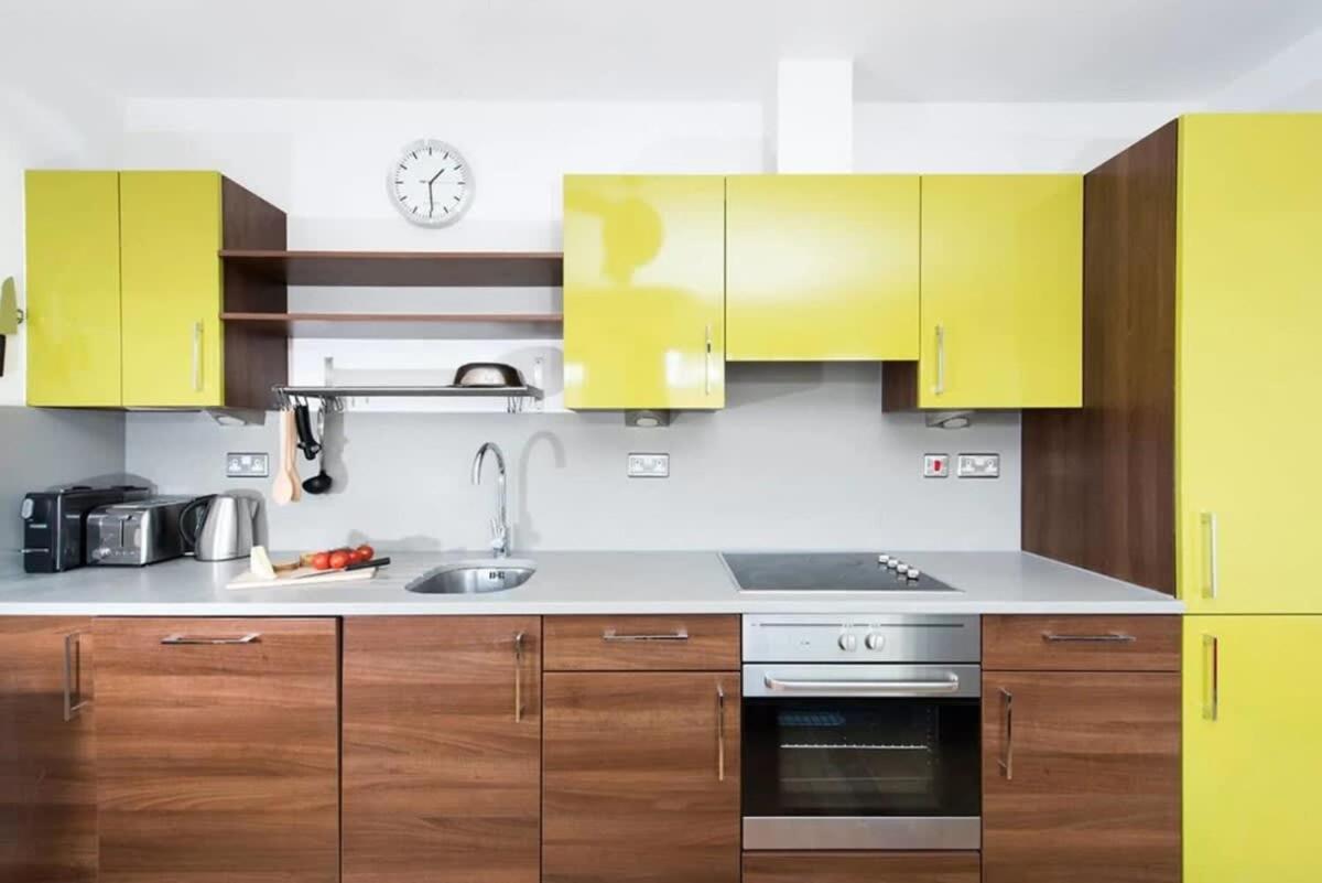 Modern 2 Bed Apartment W Balcony In London Kültér fotó