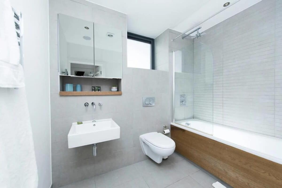 Modern 2 Bed Apartment W Balcony In London Kültér fotó