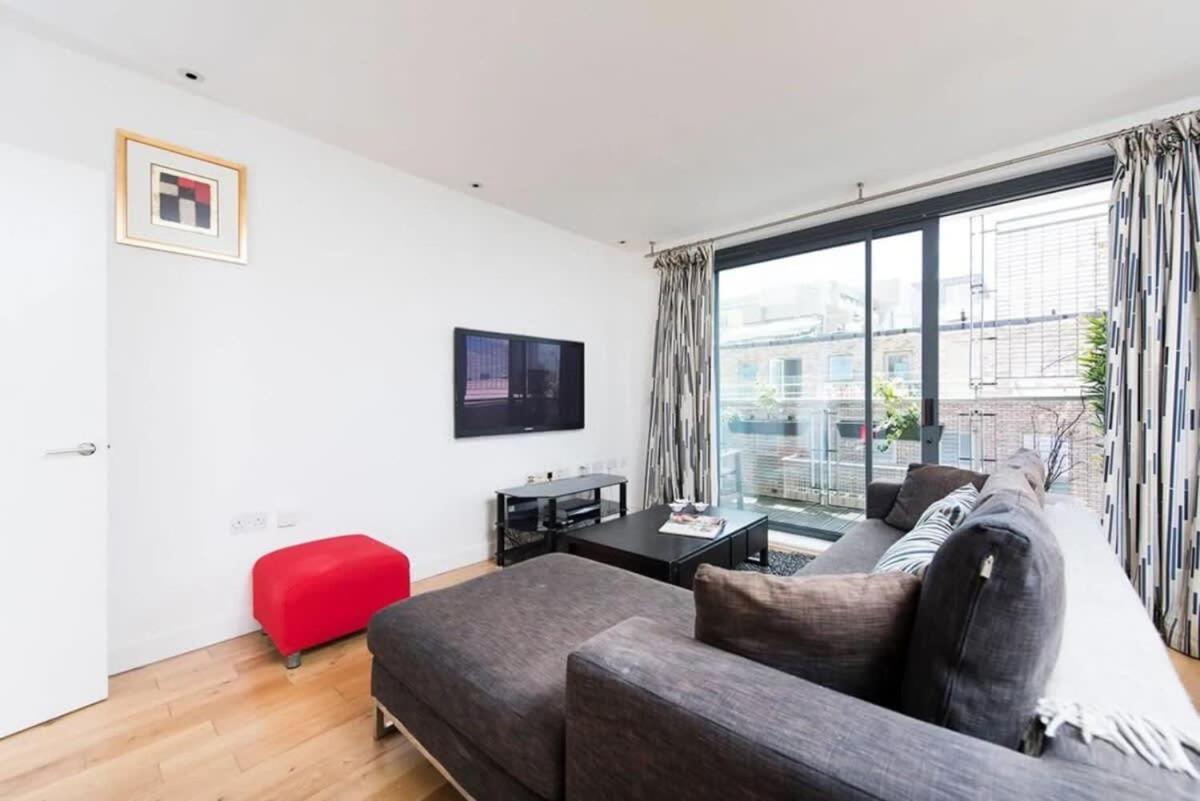 Modern 2 Bed Apartment W Balcony In London Kültér fotó