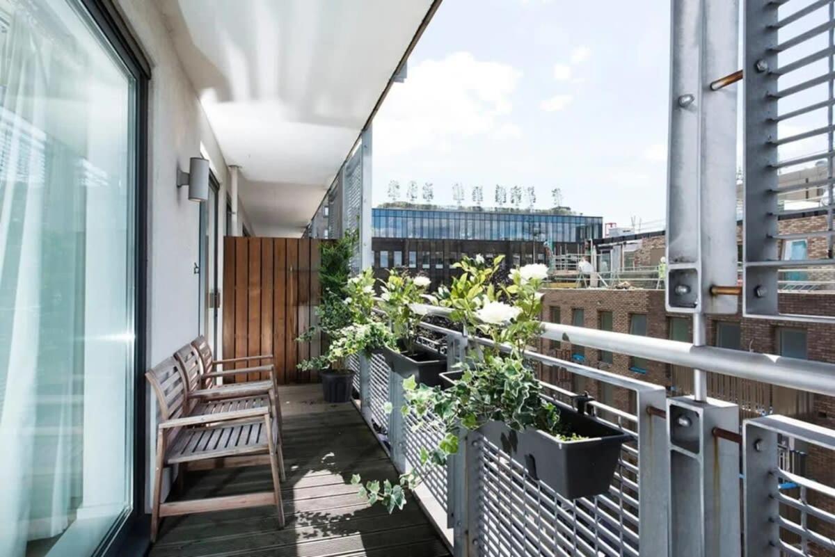 Modern 2 Bed Apartment W Balcony In London Kültér fotó
